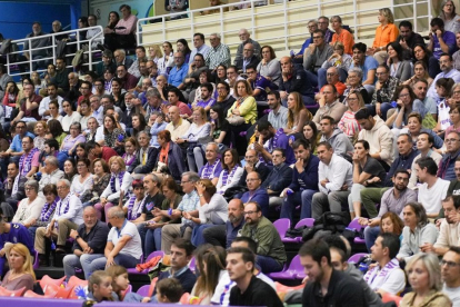 Imágenes del primer partido de la serie al mejor de cinco de los playoffs de ascenso a la ACB entre el Real Valladolid Baloncesto y Lleida. / J. M. LOSTAU