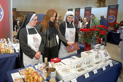 La presidenta de las Cortes de Castilla y León, Silvia Clemente, observa junto a dos monjas, los productos elaborados.-ICAL