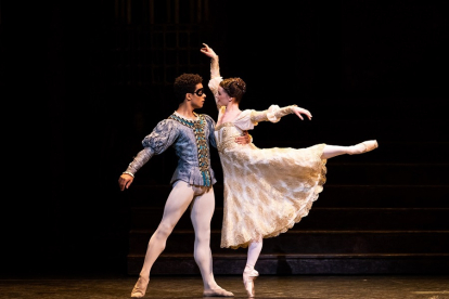 Sambé y O' Sullivan en 'Romeo y Julieta'. | HELEN MAYBANKS
