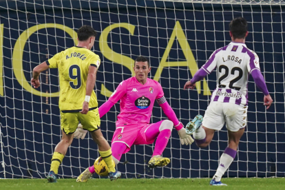 Jordi Masip trata de frenar un ataque del Villarreal B en el pasado partido. / LALIGA