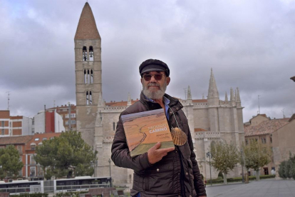 Arturo García, frente a la iglesia de La Antigua en Valladolid, con el libro ‘Haciendo Camino’ de Ovidio Campo.-ARGICOMUNICACIÓN