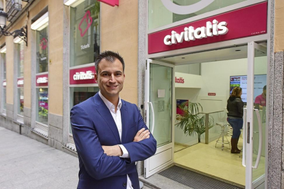 Alberto Gutiérrez, fundador de Civitatis, delante de su oficina en Madrid.-EL MUNDO