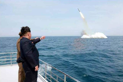 El líder norcoreano, Kim Jong-un, asiste al lanzamiento del misil submarino.-Foto: EFE