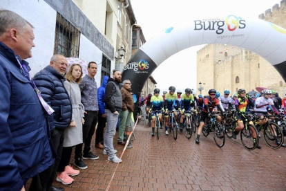 El candidato de Ciudadanos a la Presidencia de la Junta de Castilla y León, Francisco Igea, asiste a la salida de una carrera ciclista de mujeres en Medina de Pomar (Burgos)-ICAL