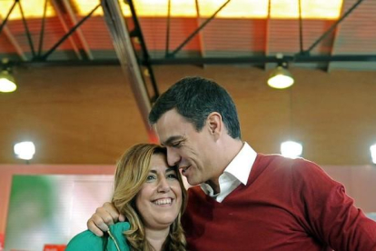 Pedro Sánchez, el pasado sábado en Sevilla junto a la presidenta andaluza, Susana Díaz.-AFP / CRISTINA QUICLER