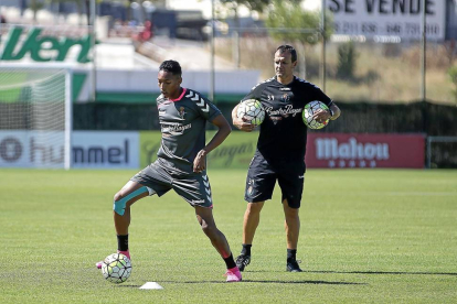 Mojica realiza un ejercicio con balón en presencia del segundo entrenador, Patxi Ferreira.-J.C. Castillo