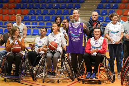 Partido de baloncesto en silla de ruedas con diferentes autoridades invitadas