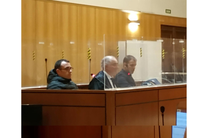 Los dos acusados, entre su abogado, durante la vista celebrada en la Audiencia de Valladolid. -EP
