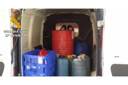 El interior de la furgoneta con los 400 litros de combustible robados.-Foto: GUARDIA CIVIL
