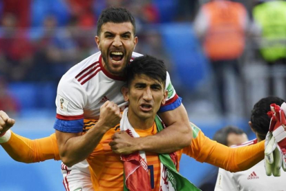 Beiranvand, el portero de Irán, celebra el triunfo sobre Marruecos, junto a un compañero.-AFP / CHRISTOPHE SIMON