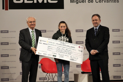 José Luis López Valdivielso, Iziar Martínez e Iñigo Torres, con el cheque gigante de los 1.000 euros. MARIANO GONZÁLEZ EGEA