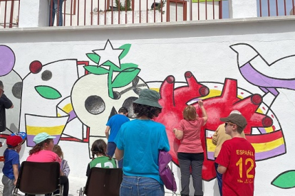 Vecinos de Castronuño colaborando en el mural de Manuel Sierra.- TLP