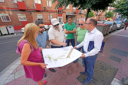 Luis Vélez explica a los representantes de la Asociación de Vecinos Delicias la intervención en el barrio.-E. M.