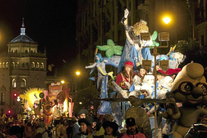 Carroza de Gaspar en la cabalgata de Reyes a su paso por la plaza de Zorrilla