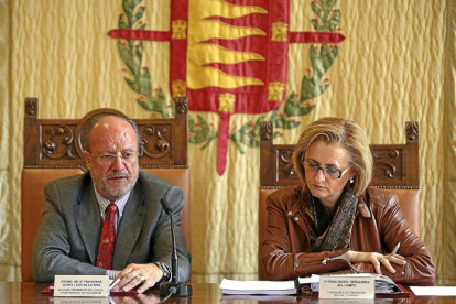 Javier León de la Riva y Rosa Isabel Hernández en su comparecencia en el Ayuntamiento de Valladolid-Ical