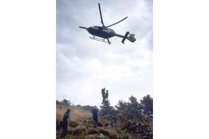 Agentes de la Guardia Civil rescatan en helicóptero una persona de 75 años en el Monte de Peguerinos.-ICAL