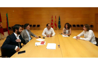El secretario general de Podemos Castilla y León, Pablo Fernández (D), junto con miembros de la ejecutiva autonómica se reúne con el secretario general del Ciudadanos, Luis Fuentes (3I), y miembros de su ejecutiva en Valladolid-Ical