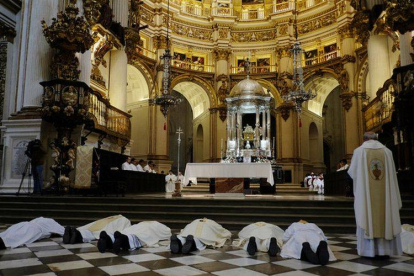 El arzobispo de Granada se postra ante el altar para pedir perdón por los 'escándalos'.-Foto: MAYKA NAVARRO