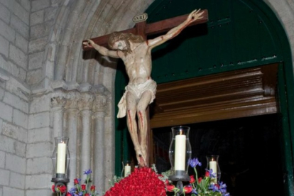 3 de abril - Procesión de la Buena Muerte con el paso 'Santísimo Cristo del olvido'. -ARCHIVO MUNICIPAL