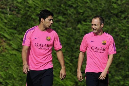 Luis Suárez e Iniesta en un entrenamiento en la ciudad deportiva del Barça.-Foto: AFP / MANU FERNÁNDEZ