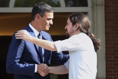 Pedro Sánchez recibe a Pablo Iglesias en la Moncloa el pasado 6 de septiembre.-DAVID CASTRO