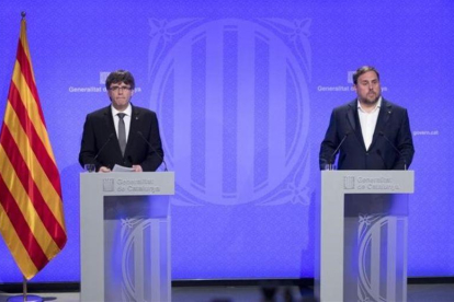 Carles Puigdemont y Oriol Junqueras, en la rueda de prensa en la que se anunciaron los últimos cambios en el Govern.-FERRAN NADEU