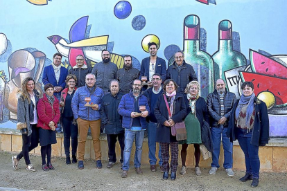 Foto de familia de autoridades, premiados y participantes en el concurso de pinchos de la Ruta de Cigales.-EL MUNDO