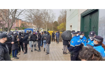 Efectivos de la Policía Municipal custodian la entrada del inmueble ante un grupo de concentrados en apoyo del colectivo La Molinera. - E. PRESS
