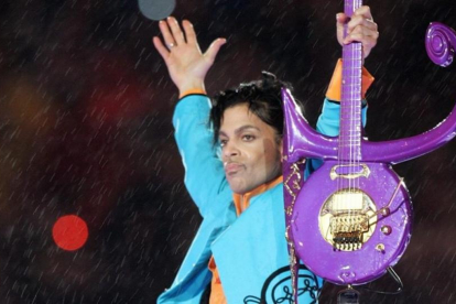 Prince, durante su actuación en la Superbowl del 2007.-AFP / ROBERTO SCHMIDT