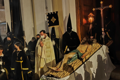 6 de abril - Procesión de la Verum Corpus con el paso 'Cristo Yacente'. -GOOGLE