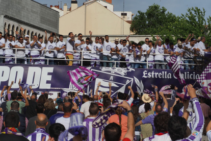 Celebración del ascenso del Real Valladolid en las calles. / PHOTOGENIC