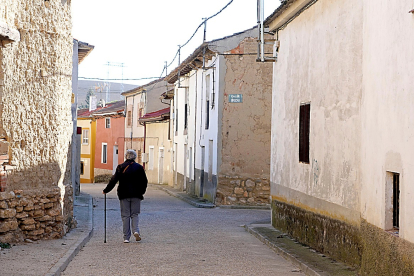 Una mujer camina por las calles de un pueblo de Valladolid.- ICAL