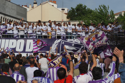Celebración del ascenso del Real Valladolid en las calles. / PHOTOGENIC