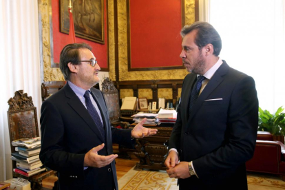 El alcalde de Valladolid, Óscar Puente, recibe al presidente de Iveco, Jaime Revilla-ICAL