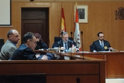 El acusado junto a su abogado y el letrado del coto de caza, durante el juicio celebrado en la Audiencia de Valladolid. - EUROPA PRESS