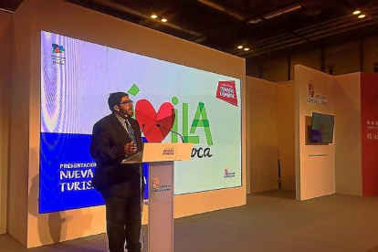 El presidente de la Diputación de Ávila, Jesús Manuel Sánchez Cabrera, presenta en Fitur la nueva ‘app’ turística de la institución.-E.M