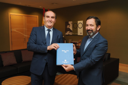 El Comisionado de Transparencia, que ejerce el Procurador de Común, Tomás Quintana, entrega la Memoria del Comisionado de Transparencia de Castilla y León. -ICAL