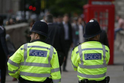 Dos agentes de policía británicos, en una imagen de archivo, en Londres, el 23 de mayo.-AFP / DANIEL LEAL-OLIVAS