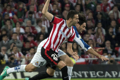 Viguera y Colotto luchan por el balón durante el Athletic Club-Espanyol de la última temporada.-E.M.