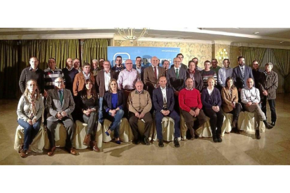 Foto de familia de los candidatos de los municipios y pedanías del partido judicial de Medina del Campo, con Medrano y Carnero, presentados en el hotel Villa de Ferias-El Mundo