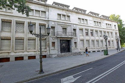 Edificio del Colegio El Salvador en la plaza San Pablo, eje de la propuesta municipal del Campus de la Justicia.-J. M. Lostau
