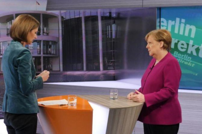 La cancillera Merkel en la entrevista con la periodista Bettina Schausten en la ZDF.-THOMAS ERNST / ZDF