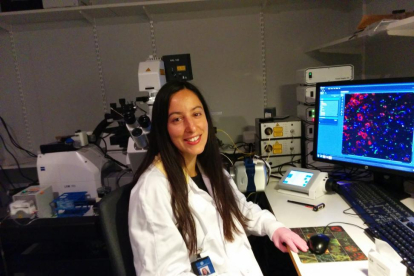 La leonesa Lorena López en las instalaciones del Instituto de Neurociencia y Fisiología en la universidad sueca de Gotemburgo.-EL MUNDO