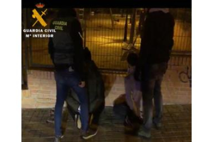 La Guardia Civil desarticula un grupo criminal, dedicado al robo con fuerza en establecimientos públicos.- E.M.
