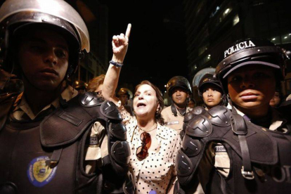 La esposa del alcalde Ledezman, Mitzy Capriles, protesta ante la comisaría en la que está detenido su marido.-Foto: AP / ARIANA CUBILLOS