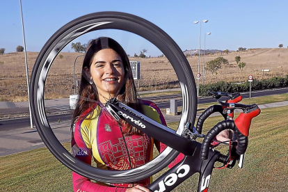 Jimena de Roa posa con su bicicleta y con el maillot de campeona de Castilla y León.-J.M. LOSTAU