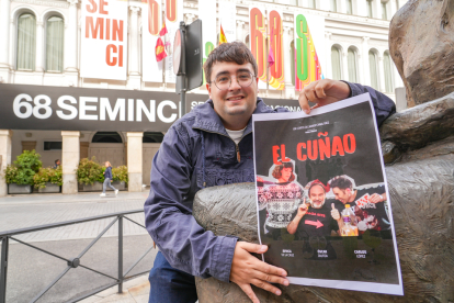 Javier Canal con el cartel del cortometraje 'El Cuñao' que presenta en Seminci. / LOSTAU