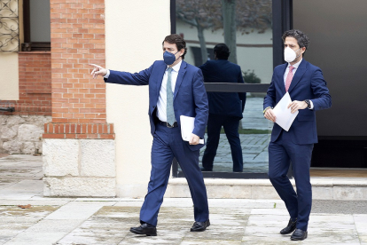 Alfonso Fernández Mañueco y César Pontvianne, a la salida de la rueda de prensa para informar del acuerdo entre la Junta e Iberaval. ICAL