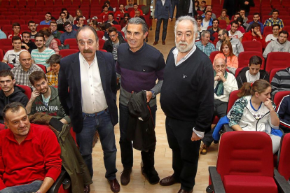 Scariolo, secundado por el presidente de la Federación, Carlos Sainz, y el de los entrenadores, Óscar Castañeda.-J.M.L