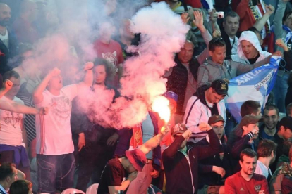 Hinchas rusos encienden bengalas durante el partido ante Eslovaquia en Lille.-EFE / ANDY RAIN